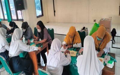 Siswa Kelas 9 SMPN 13 Jalani Skrining Kesehatan bersama Puskesmas Gajahan