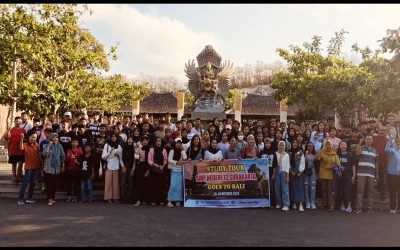 Siswa kelas VIII SMP N 13 Kota Surakarta mengadakan study tour ke Bali